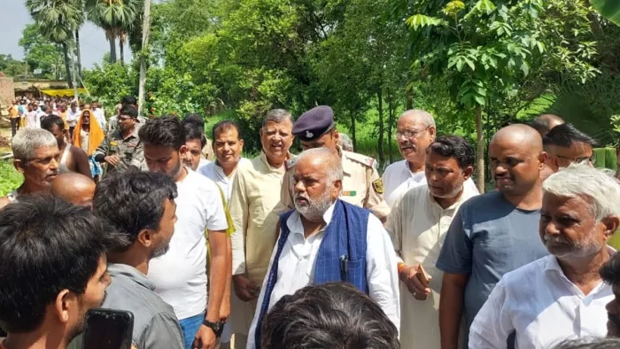 बिहार सरकार के मंत्री श्रवण कुमार और स्थानीय विधायक पर ग्रामीणों का हमला