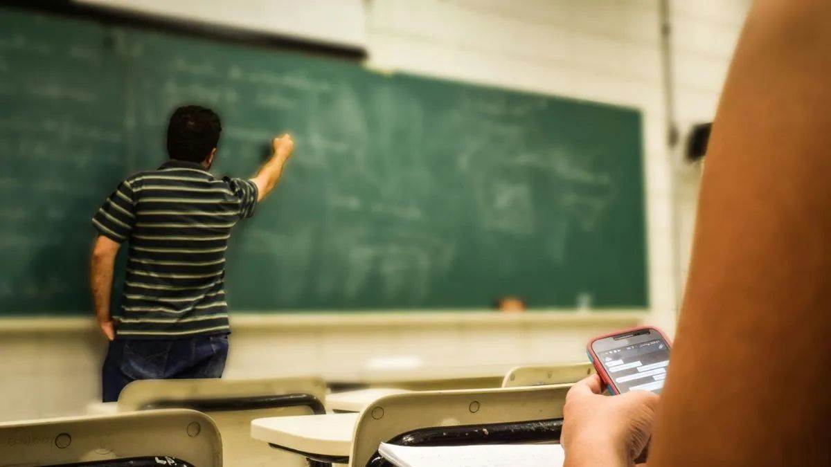 https://www.jagranimages.com/images/newimg/27082025/27_08_2025-teacher_24026175.jpg