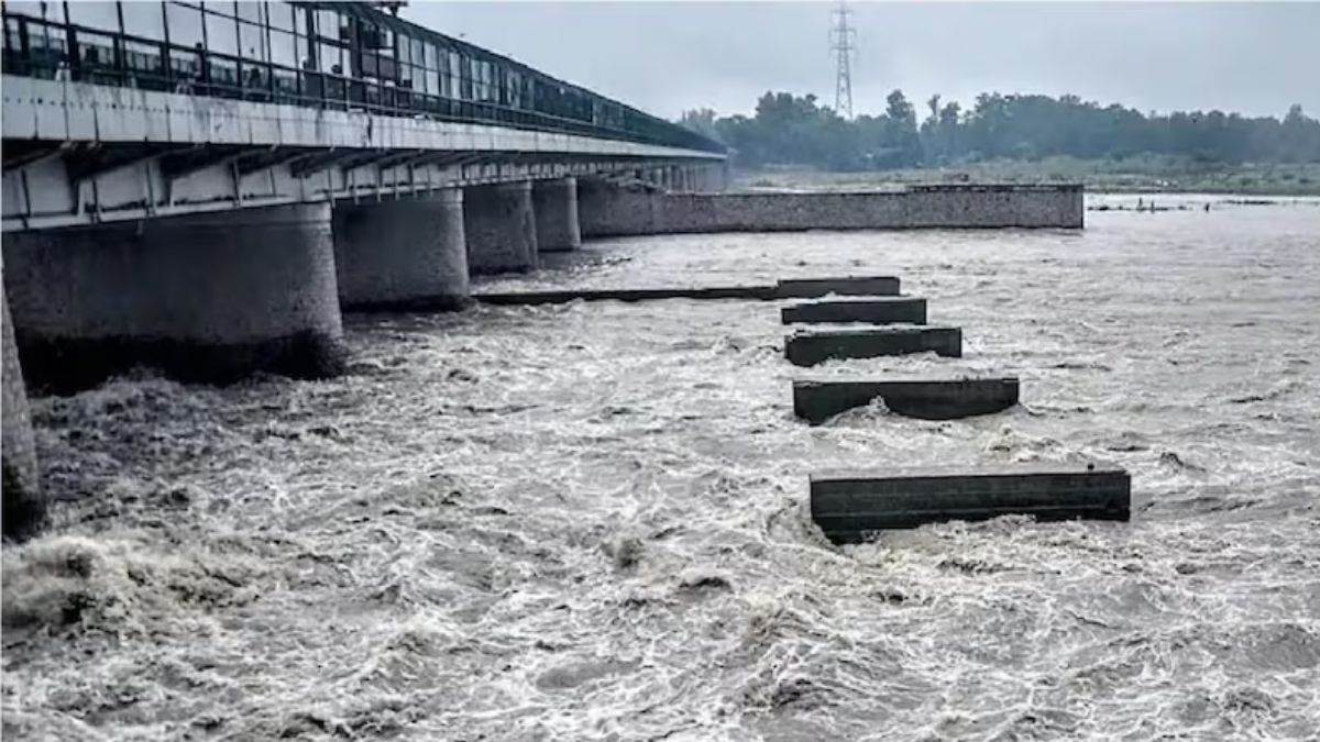 https://www.jagranimages.com/images/newimg/27082025/27_08_2025-yamuna_water_lavel_24027287.jpg