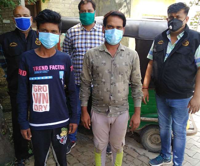 पुलिस की गिरफ्त में दोनों चोर। फोटो- जागरण।