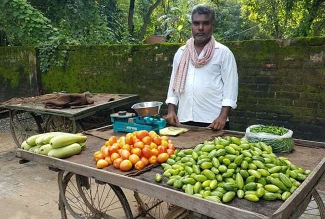 Director Ramvriksha of serial Balika Badhu who came to the village to shoot  a Bhojpuri film is now forced to sell vegetables