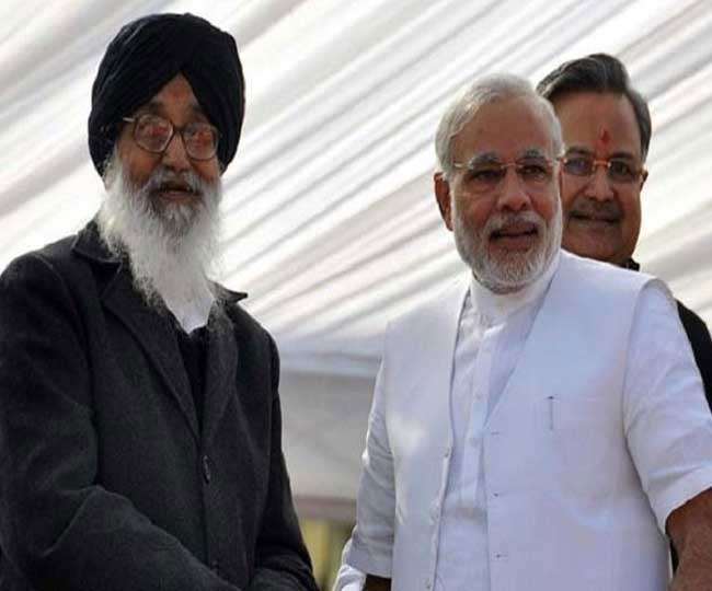 प्रधानमंत्री नरेंद्र मोदी के साथ पंजाब के पूर्व मुख्‍यमंत्री प्रकाश सिंह बादल। (फाइल फोटो)