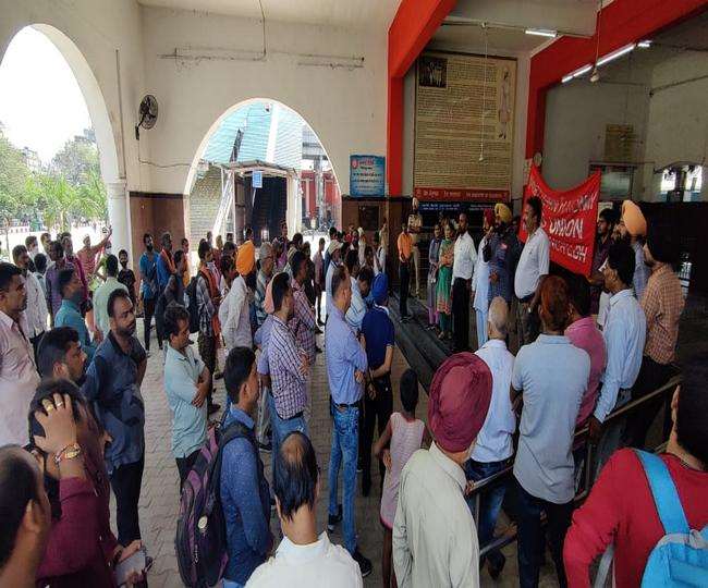 Farmers Bharat Bandh: लुधियाना में किसानों के समर्थन में उतरी एनआरएमयू, माेदी सरकार के खिलाफ की नारेबाजी