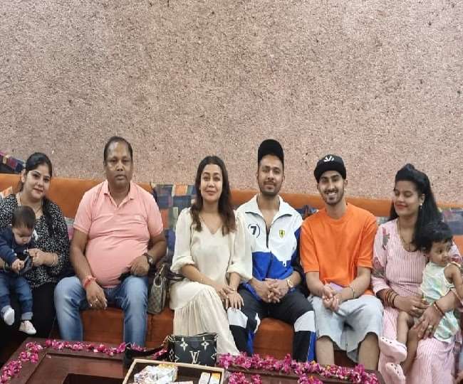 https://www.jagranimages.com/images/newimg/27092021/27_09_2021-singer_neha_kakkar_bareilly_visit_22060281_181536701.jpg