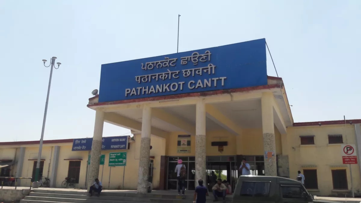 Pathankot News: लंबी दूरी की ट्रेनें फुल, त्योहार मनाने घर जाने वालों के टूट रहे हौसले