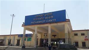 पठानकोट रेलवे स्टेशन से इस बार लंबी दूरी की सभी ट्रेनों में सीटें फुल हैं।