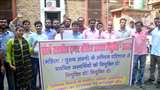 । मंगलवार को चयनित प्रवक्ताओं ने अपर शिक्षा निदेशक राजकीय कार्यालय के बाहर प्रदर्शन किया