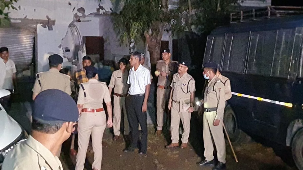 Ankita Murder Case: अंकिता हत्याकांड की जांच के लिए गठित एसआइटी की टीम सहित पुलकित आर्य के रिसार्ट में पहुंची।
