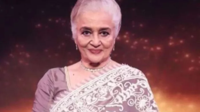 asha parekh honured at dadasaheb phalke awards 2022 for contribution in indian cinema.