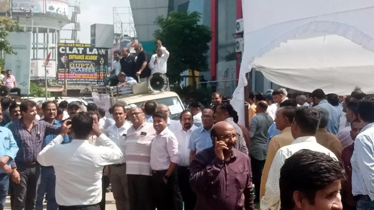 Meerut News: मेरठ में पीएनजी की अनिवार्यता पर कारोबारी खफा, निकाली कार रैली, कमिश्‍नर को देंगे ज्ञापन
