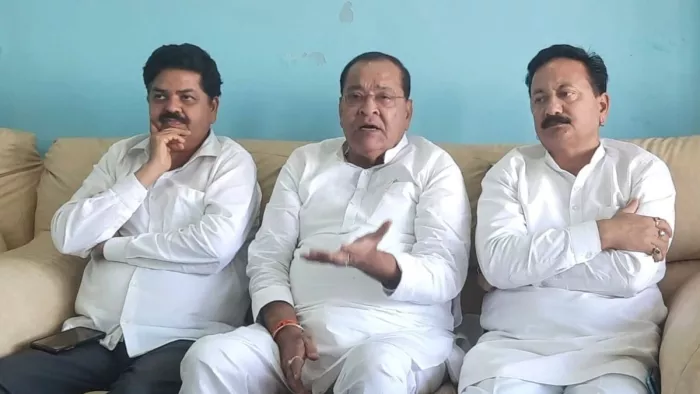 पौड़ी के सर्किट हाउस में पत्रकारों से बातचीत करते नेता प्रतिपक्ष यशपाल आर्य, करन महरा व गणेश गोदियाल। जागरण