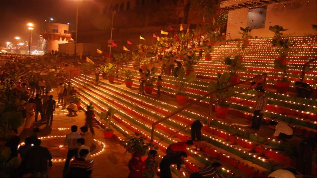 वाराणसी में इस बार देव दीपावली पर 10 लाख दीपों से जगमग होंगे गंगा घाट, रिकार्ड पर्यटकों के आने की संभावना