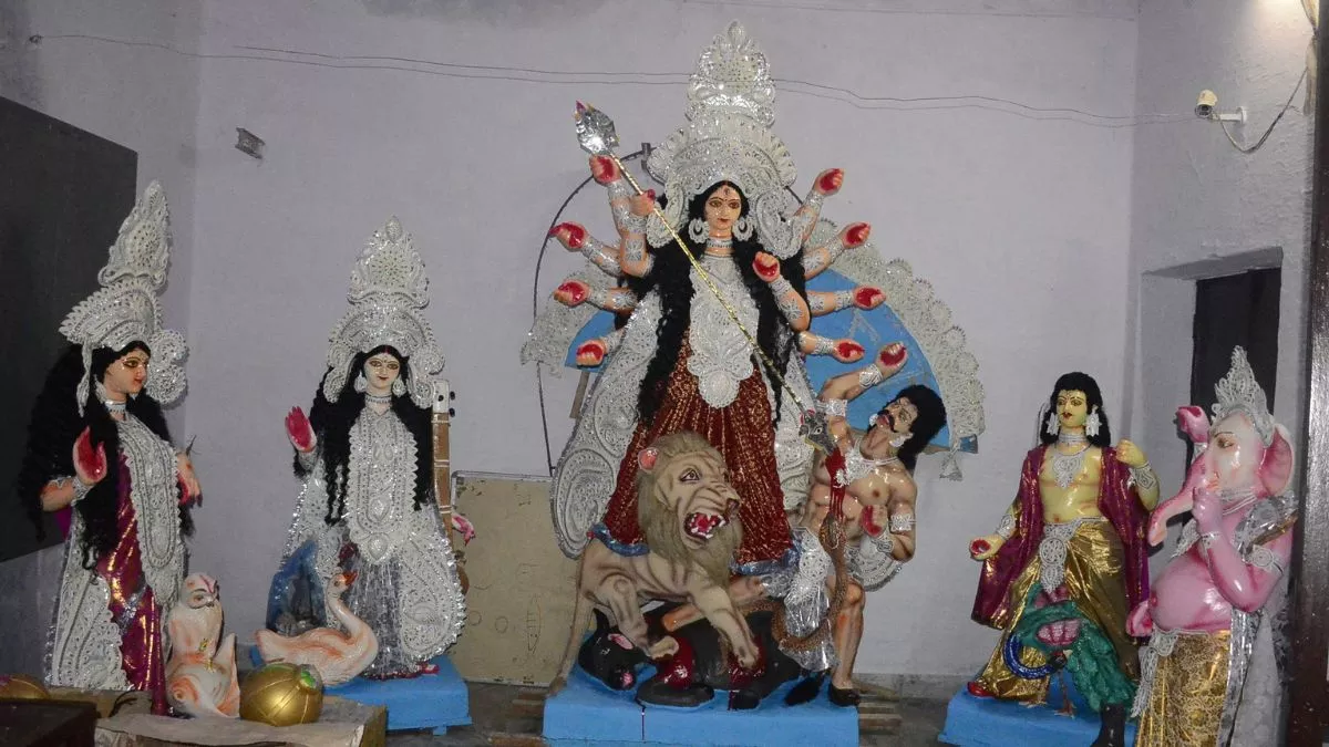 दुर्गा महोत्सव के अवसर पर करनपुर स्थित बंगाली लाइब्रेरी में सजी मां की मूर्ति । जागरण