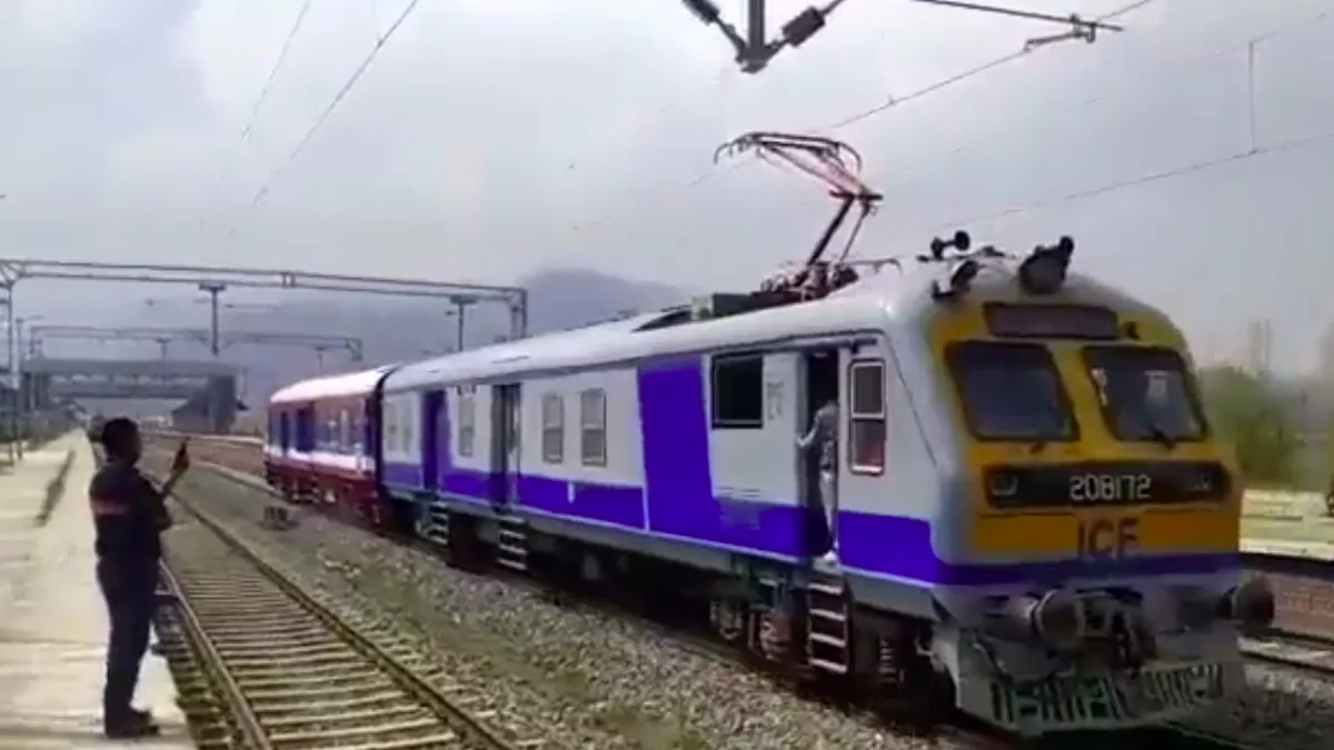 कश्मीर घाटी में रेल लाइन का विद्युतीकरण सफलतापूर्वक पूरा, पहली बार विद्युत रेलगाड़ी बारमुला से बनिहाल पहुंची