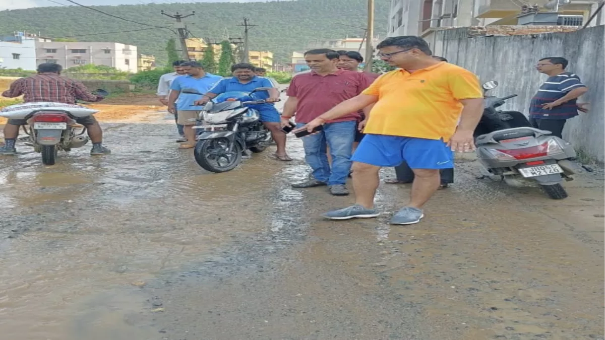 Jamshedpur News : पंद्रह दिन से मानगो नीलगिरी कालोनी की मुख्य सड़क पर बह रहा सैकड़ों लीटर पानी, सुध लेने वाला कोई नहीं