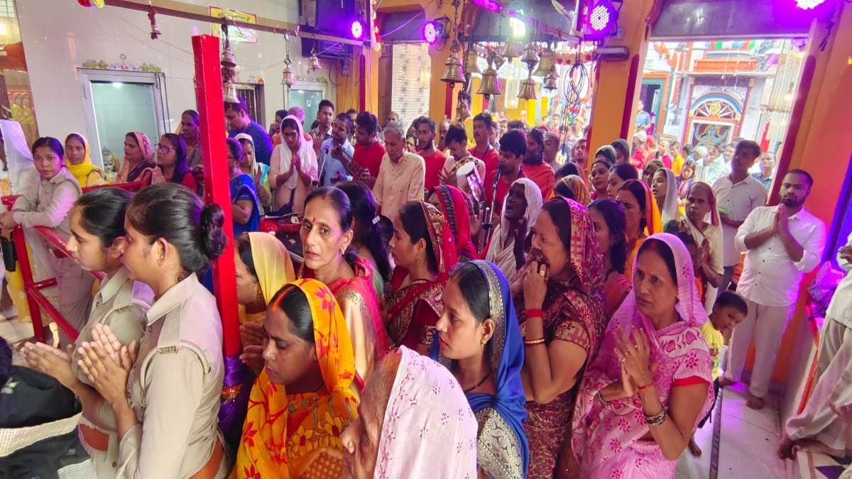 worship of mother brahmacharini swaroop on the second day of shardiya navratri crowds gathered in the temples of lucknow