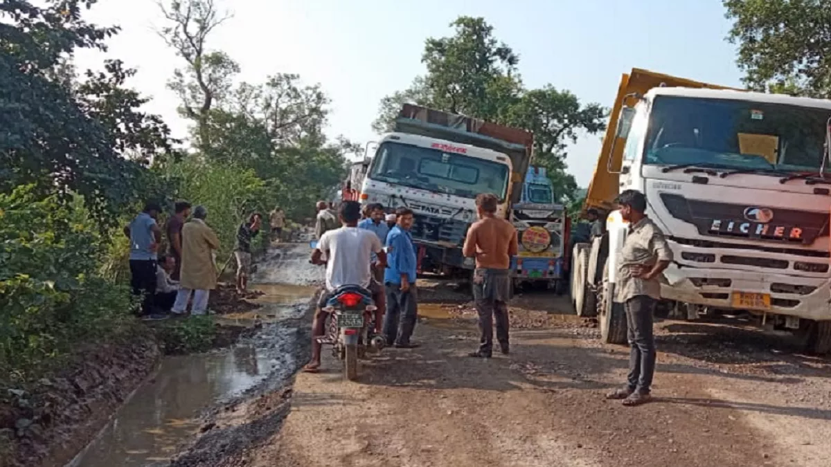 फतेहपुर में Kanpur Banda Road पर भीषण जाम, बुधौली मोड़ पर ट्रक फंसने किया रूट डायवर्जन