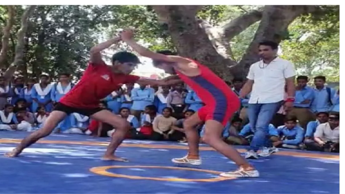 Aligarh News : कुश्ती प्रतियोगिता में छात्र-छात्राओं ने दिखाया उत्‍साह , छात्राओं के दांव पेंच ने आश्‍चर्य में डाला