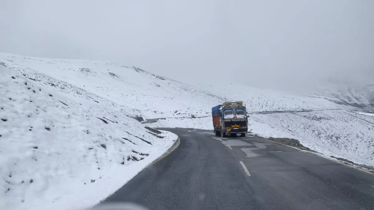 बारालाचा दर्रा में भारी बर्फबारी से बंद मनाली-लेह मार्ग दो दिन बाद बहाल, पर्यटक सहित अन्‍य वाहन सुरक्षित निकाले