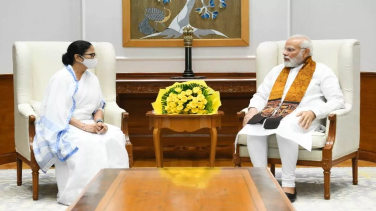 कुछ माह पहले नई दिल्ली में प्रधानमंत्री नरेंद्र मोदी से मुलाकात करतीं ममता बनर्जी। फोटो-PMO)