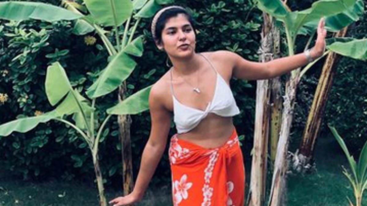 Taarak Mehta की सोनू बिकिनी पहन समंदर में मस्ती करती आईं नजर, लोगों ने कहा-  भीड़े साहब की बेटी अब... - Taarak Mehta Ka Ooltah Chashmah Fame Sonu Bhide  Aka Nidhi Bhanushali