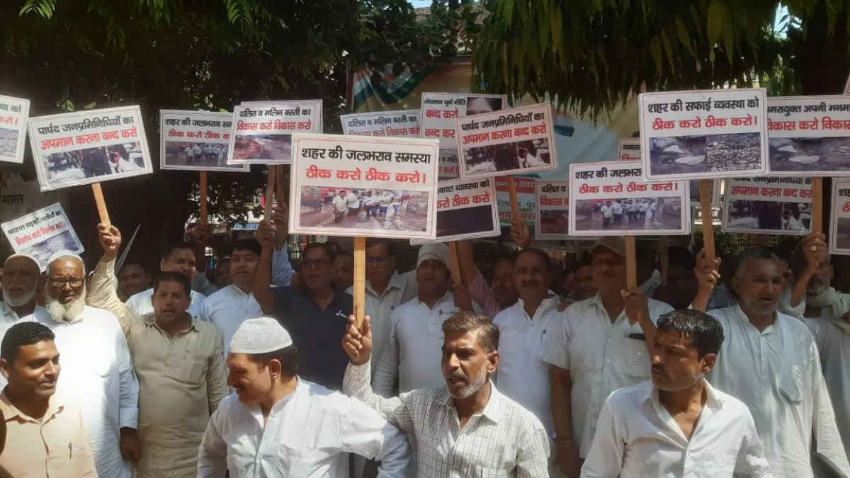 Meerut News: मेरठ नगर निगम में पार्षद और कर्मचारी आमने सामने, जमकर की गई नारेबाजी, पढ़ें पूरा मामला