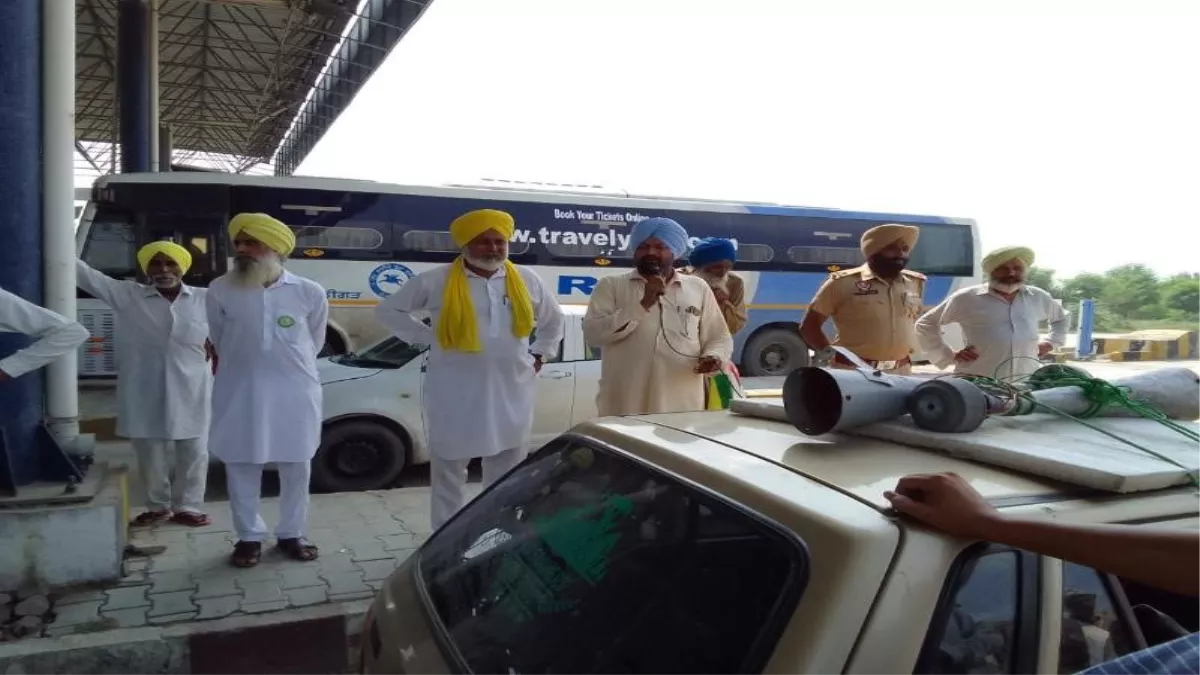 Punjab Farmers Protest: किसानों का टाेल प्लाजा पर हंगामा, ढाई घंटे बिना Toll के गुजरे वाहन