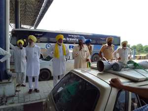 Punjab Farmers Protest: पंजाब के किसानाें ने टाेल प्लाजा पर दिया धरना। (जागरण)