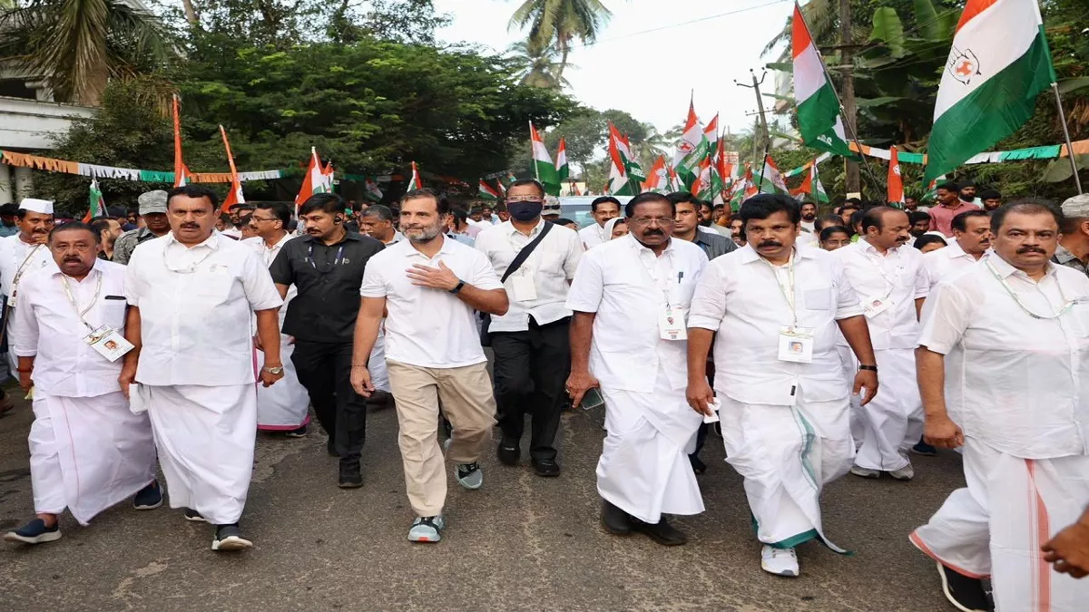यात्रा में कांग्रेस नेता राहुल गांधी के साथ पार्टी कार्यकर्ता
