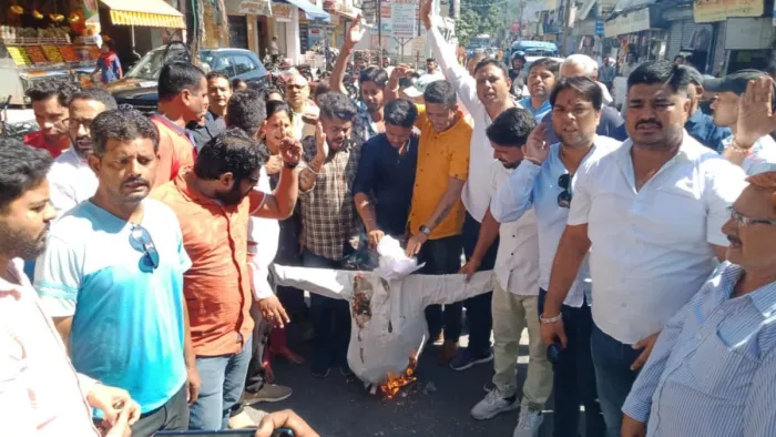Ankita Murder Case: ऋषिकेश में अंकिता को लेकर फेसबुक पर अभद्र टिप्पणी पर लोगों ने प्रदर्शन किया।