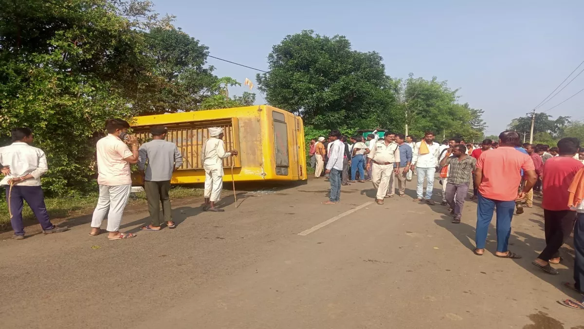 Sagar Bus Accident: मप्र के सागर में स्‍कूल बस पलटने से 10वीं के छात्र की मौत, 50 बच्‍चे थे सवार