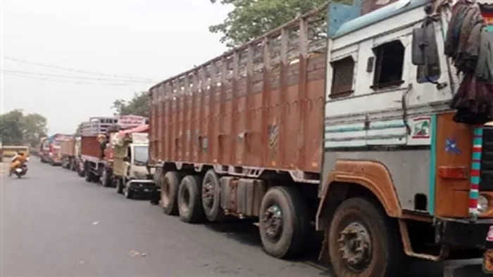 सीमा पर माल लदे खडे़ ट्रक की सांकेतिक तस्वीर।