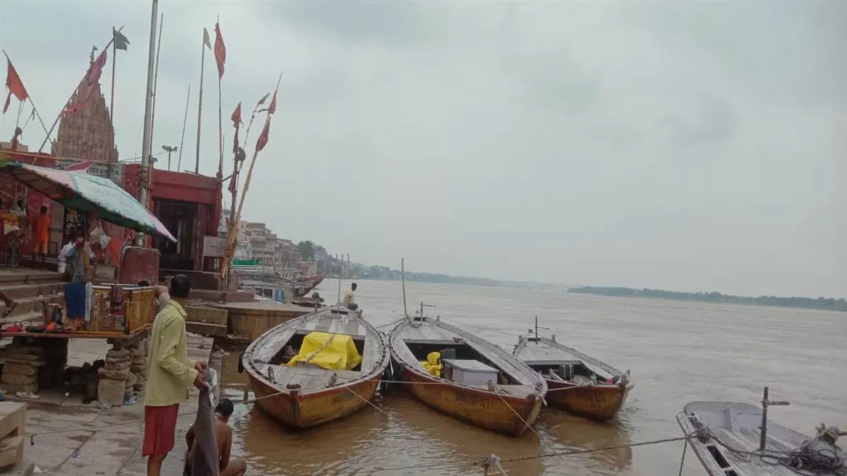 Varanasi Weather Update : बदले हवा के रुख ने बढ़ाई बादलों की आवाजाही, उमस के कारण लोगों की बेचैनी बढ़ी