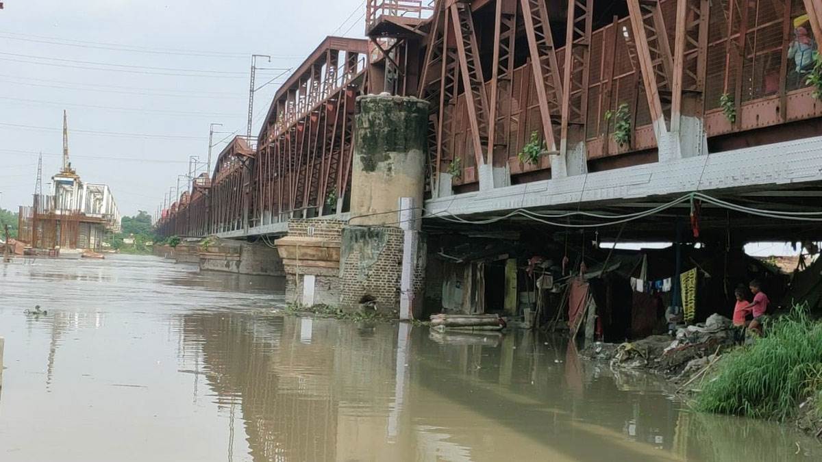 Delhi News: यमुना का जलस्तर बढ़ने से लोहा पुल हुआ बंद, कई ट्रेनों का बदला रूट, कई कैंसिल