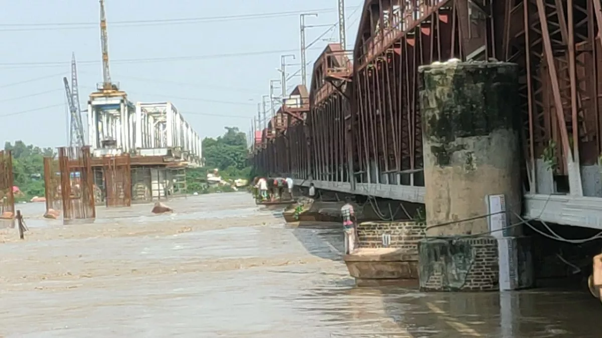 Delhi Flood Alert: दिल्ली में बाढ़ का खतरा, उफान पर यमुना; पुराना लोहा पुल ट्रैफिक के लिए किया गया बंद