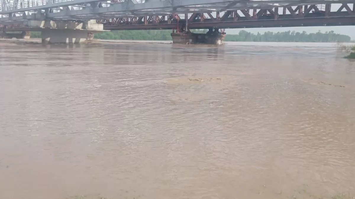 Flood Situation in West UP: पश्चिमी UP में उफान पर यमुना नदी, बाढ़ से सहारनपुर, बागपत तथा शामली प्रभावित