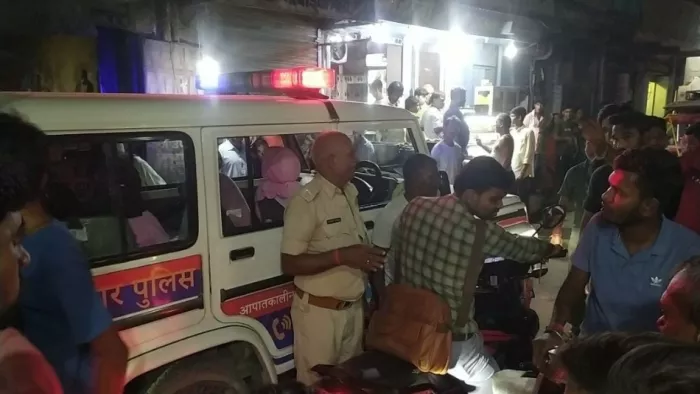 Patna: मिठाई खाने के बाद पैसे मांगने पर दिखाया पुलिसिया रौब
