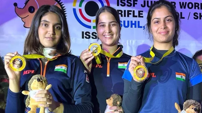 फोटो में बाईं तरफ ईशा सिंह और दाईं ओर रिद्दम सांगवान हैं।