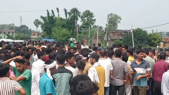 गया के गम्हरिया गांव के समीप हत्या के विरोध में सड़क जाम करते लोग।