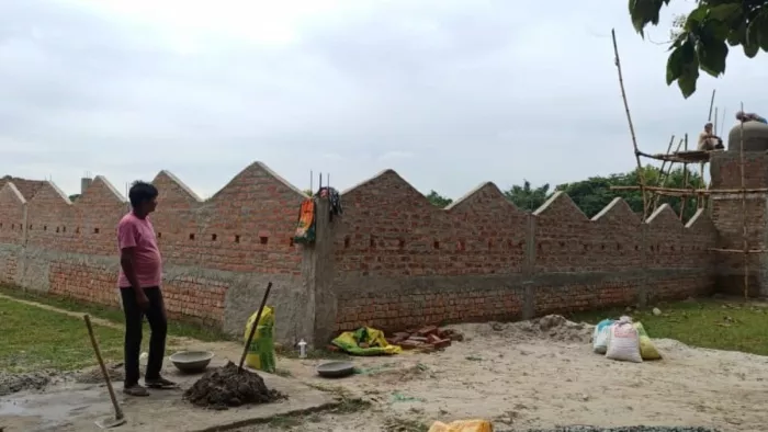 ईदगाह का निर्माण करते मजदूर व अन्य। जागरण