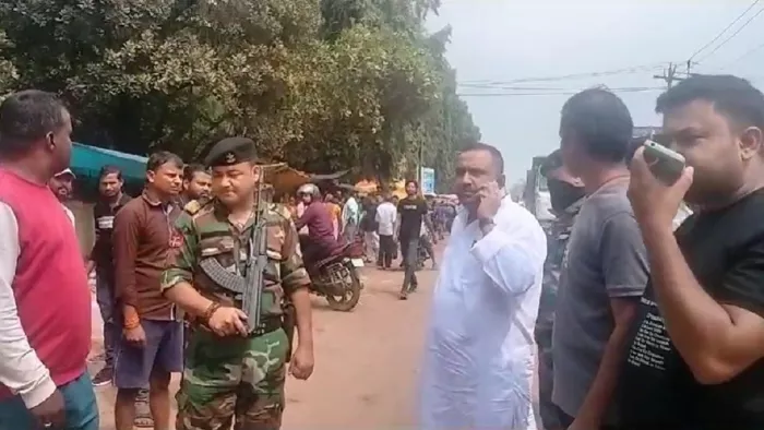 घायल युवक की मदद करते स्वास्थ्य मंत्री बन्ना गुप्ता।