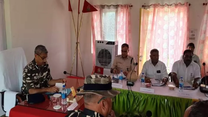डुमरा के पकटोला में एसएसबी की 20वीं बटालियन मुख्यालय में डीआईजी बैठक करते हुए। सौ. प्रशासन