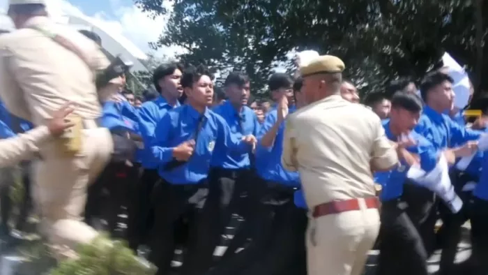 छुट्टी के बावजूद विरोध-प्रदर्शन पर अड़े छात्र (फोटो, एक्स)
