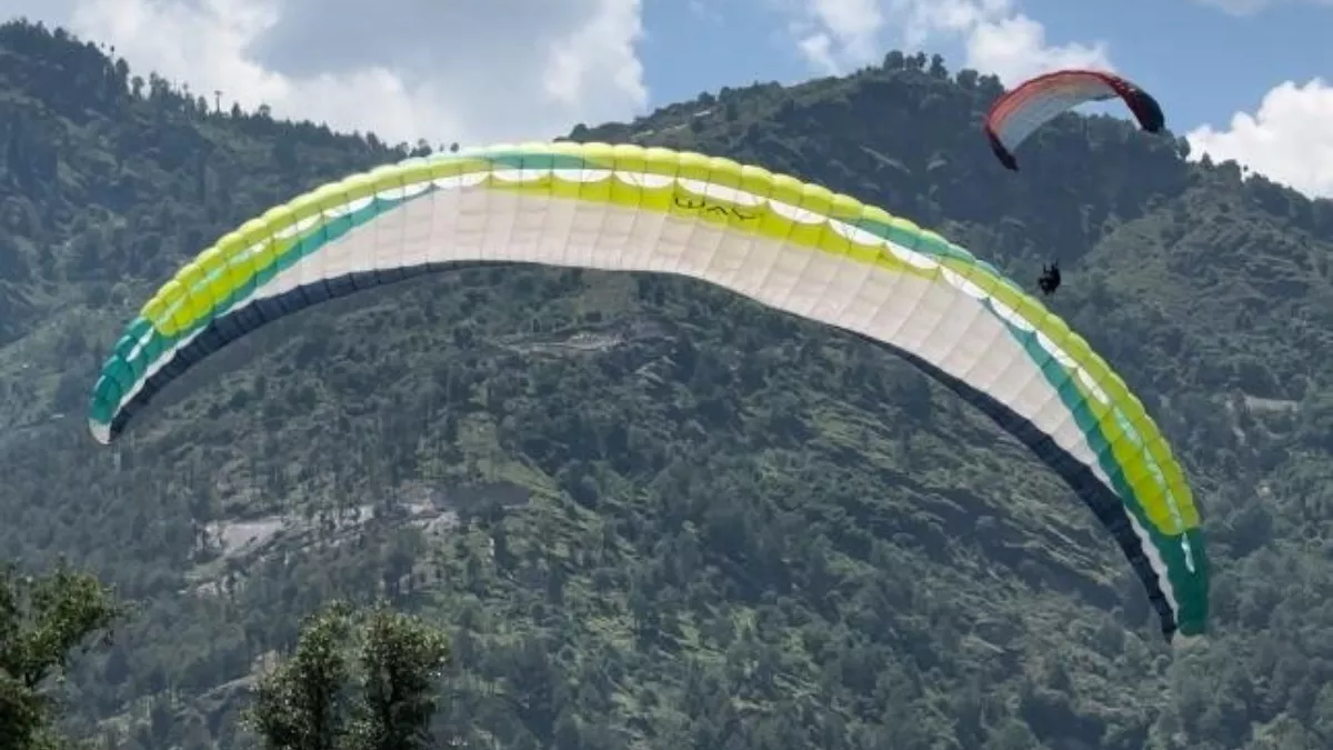 Bir Billing ही नहीं, हिमाचल में इस जगह भी होती है रोमांचक Paragliding; टूरिस्ट उठा रहे आनंद