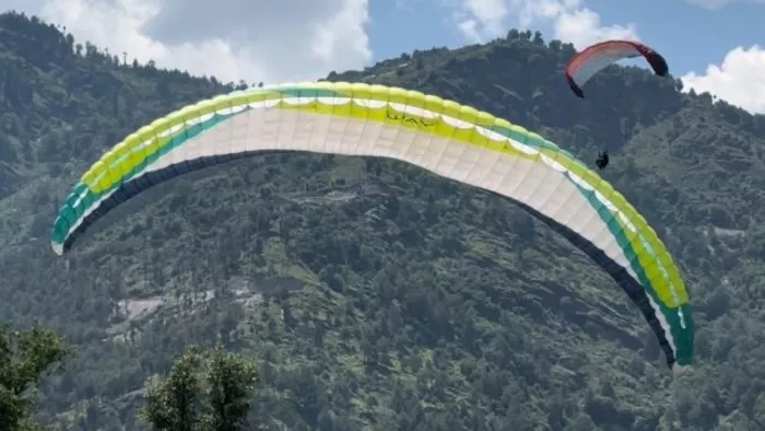जिला कुल्लू के डोभी पैराग्लाइडिंग साइट से उड़ान भरते पर्यटक। जागरण