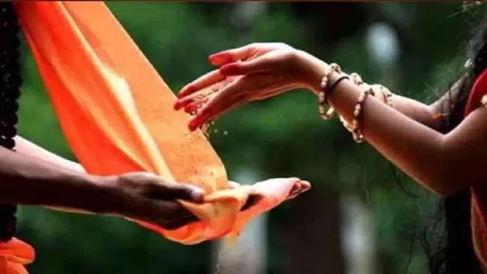 Pitru Paksha 2023: पितृ पक्ष के दौरान करें इन चीजों का दान, प्राप्त होगा पितरों का आशीर्वाद