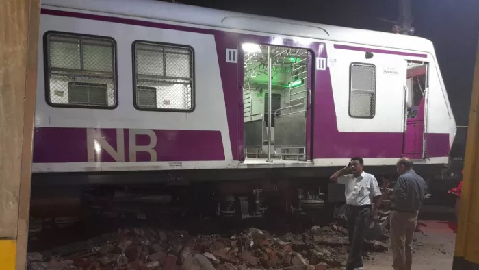 Mathura News: बाल-बाल बचे लोग, टला बड़ा हादसा; पटरी छोड़ प्लेटफॉर्म पर चढ़ी EMU ट्रेन, एक शख्स घायल