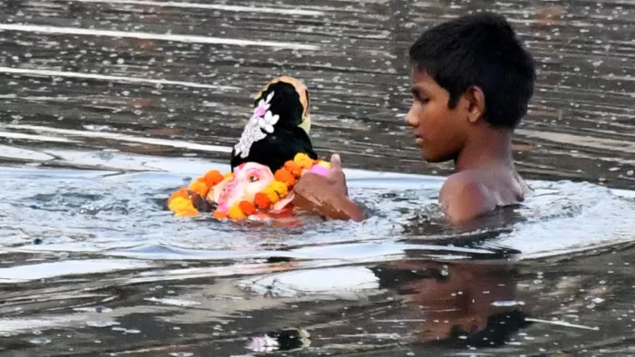यमुना में पूजा सामग्री व मूर्ति के साथ बहाए जा रहे NGT के आदेश