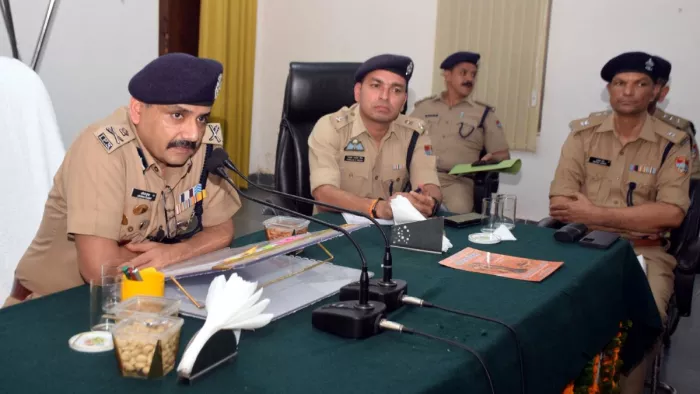 डीजीपी अभिनव कुमार, साथ में एसएसपी प्रहलाद नारायण मीणा व एसपी सिटी प्रकाश चन्द्र।- जागरण