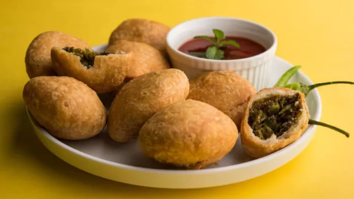 ऐसे बनाएं टेस्टी और क्रिस्पी कचौड़ी (Picture Courtesy: Freepik)